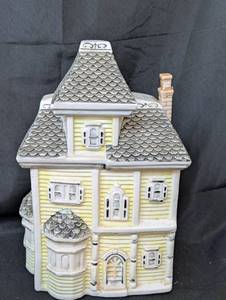 lot 2039 image: Ceramic Victorian House Cookie Jar with Lid - 11 in