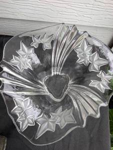 lot 2060 image: Clear Glass Decorative Bowl with Star Pattern