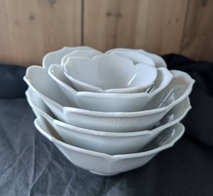 lot 2503 image: White Porcelain Flower Shaped Nesting Bowl Set