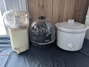 lot 2508 image: Kitchen Appliance Lot - Sunbeam Oskar Ice Cream Maker, DASH Egg Cooker, and Slow Cooker Set