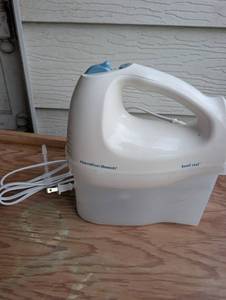lot 2525 image: Hamilton Beach Hand Mixer with Storage Case and Beaters