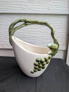 lot 2527 image: Vintage Hull Tokay Tuscany Green Twisted Handle Basket