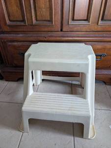 lot 3008 image: Plastic Two Step Stool with Handle