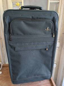 lot 3026 image: Atlantic Rolling Suitcase with Telescoping Handle