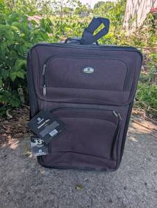 lot 3027 image: Leisure Murray Hill Expandable Rolling Suitcase with Wheels