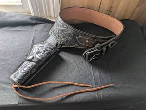 lot 3034 image: Tooled Leather Western Gun Belt and Holster Set