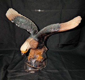lot 3102 image: Perching Eagle Sculpture - 7 in