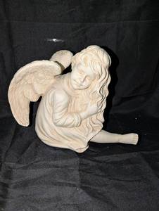lot 3107 image: Ceramic Angel Figurine Sitting Pose