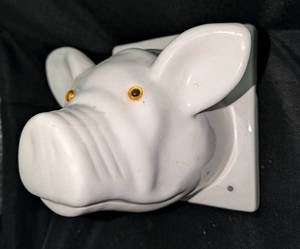 lot 3139 image: White Ceramic Pig Wall Mount