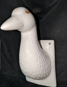 lot 3140 image: White Ceramic Goose Figurine Wall Mount