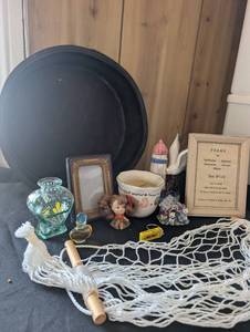 lot 3159 image: Mixed Home Decor Collectibles Lot in Wooden Basket