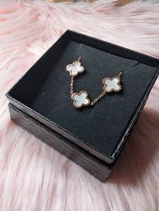 lot 3503 image: Mother of Pearl Clover Bracelet