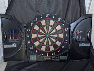 lot 4018 image: Electronic Dartboard Set with Cabinet and Darts