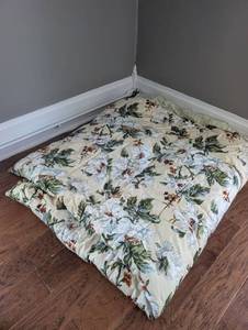 lot 4600 image: Floral Pattern Comforter Bedding Duvet Comforter