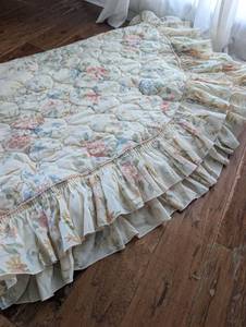 lot 4602 image: Vintage Floral Quilted Bedspread with Ruffled Edges
