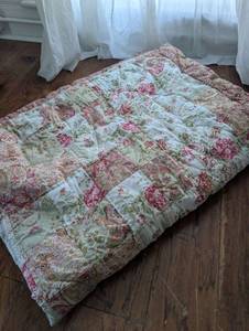 lot 4603 image: Red Floral Patchwork Quilt with Rose Pattern - Twin