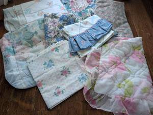 lot 4605 image: Mixed Lot of Vintage Floral Fabric Linens and Bedding