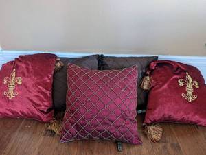 lot 4609 image: Luxury Decorator Throw Pillow Set with Fleur-de-Lis Embroidery - 5 ct