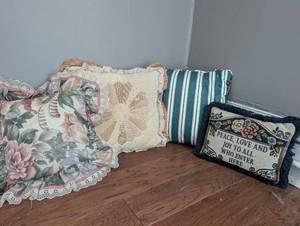 lot 4611 image: Mixed Vintage Decorative Throw Pillow Collection
