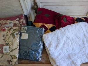 lot 4612 image: Mixed Textile Lot - Quilted Velvet Throw and Home Fabric Bundle