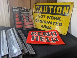 lot 5022 image: Safety Warning Signs and Reflector Set