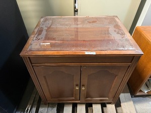 lot 283 image: WOOD DESK SIDE CABINET WITH MINI FRIDGE AND GLASS TOP