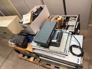lot 286 image: PALLET OF ELECTRONICS FOR SERVER CABINETS