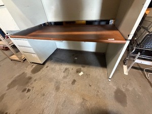 lot 313 image: STEELCASE DESK