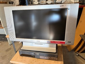 lot 316 image: MAGNAVOX 32 FLAT SCREEN TV AND DVDVCR PLAYER