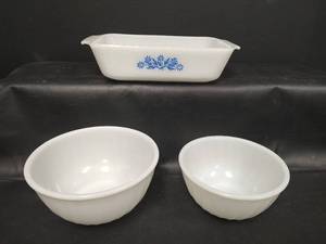 lot 207 image: Vintage Anchor Hocking Fire King White Glass Bakeware Set