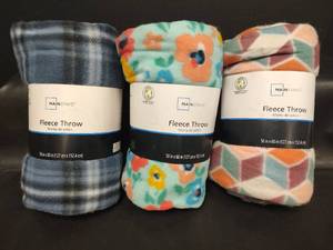 lot 231 image: NEW Mainstays Fleece Throw Blankets 50x60