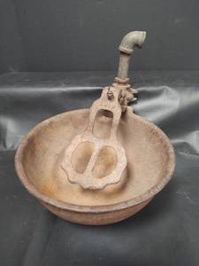 lot 253 image: Antique Automatic Cast Iron Livestock Watering Bowl, Works