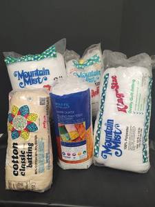 lot 262 image: Quilting and Craft Supplies Bundle - Batting and Stuffing