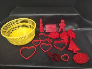 lot 267 image: Plastic Cookie Cutter Set with Storage Basket