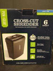 lot 272 image: NIB PenGear 6-Sheet Cross-Cut Paper Shredder