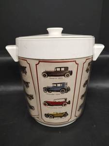 lot 325 image: Vintage West Bend Thermo Serv Plastic Ice Bucket with Lid