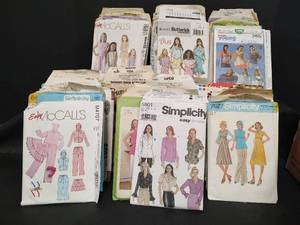 lot 370 image: Sewing Patterns Bundle