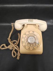 lot 377 image: Vintage Western Electric Bell System Rotary Dial Telephone