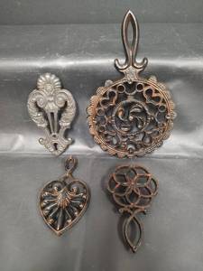 lot 386 image: Vintage Cast Iron Trivets