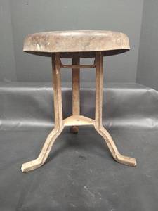 lot 389 image: Antique Metal 3 Leg Milk Stool