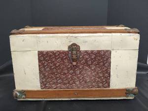lot 394 image: Vintage Travel Trunk, 19.5w x 12d x 13t