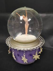lot 414 image: Hallmark Tara Lipinski Olympic Figure Skater Snow Globe
