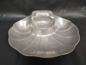 lot 420 image: Vintage Wilton Armetale Clam Shell Pewter Platter, 11 in wide