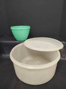 lot 422 image: Vintage Millionaire Line Tupperware Cake Carrier and Crisp It Bowl (no lid)