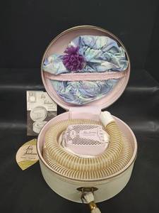 lot 439 image: Vintage Lady Sunbeam Controlled Heat Hair Dryer with Beauty Cap, Works