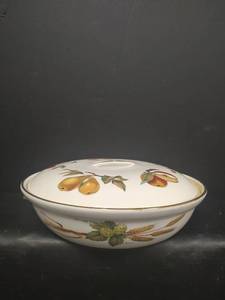 lot 460 image: Vintage Royal Worcester Covered Casserole Dish with Gold Trim, Fireproof Porcelain, Beautiful