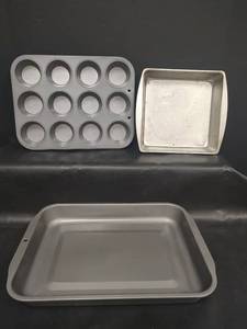 lot 471 image: Metal Baking Pans