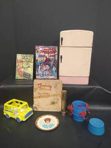lot 475 image: Vintage Toy Lot with Pink Wolverine Toy Refrigerator