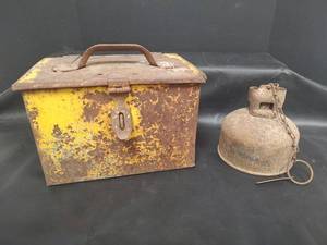 lot 487 image: Vintage Metal Toolbox and Metal Container