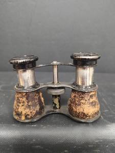 lot 497 image: Vintage Opera Binoculars with Leather Barrels